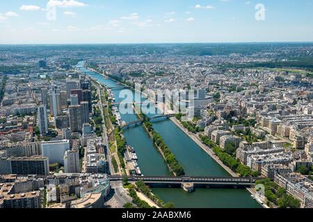 Blick auf die Stadt mit Brücken über die Seine, Blick vom Eiffelturm, Paris, Frankreich Stockfoto