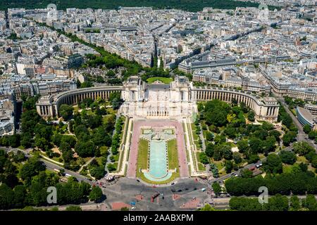 Blick vom Eiffelturm auf die Jardins du Trocadéro, Paris, Frankreich Stockfoto