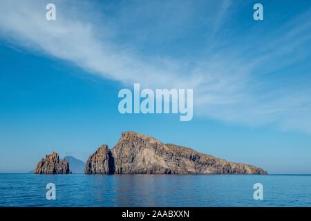 Isola di Basiluzzo mit Felsen Scoglio Spinazzola, schroffen felsigen Inseln, Lipari Inseln, das Tyrrhenische Meer, Italien Stockfoto