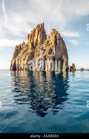 Schroffe Felsen Scoglio Spinazzola, Isola di Basiluzzo, Liparische Inseln, das Tyrrhenische Meer, Italien Stockfoto