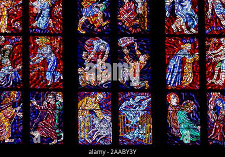 Buntglasfenster mit christlichen Motiven, Fenster in St. Veits Dom, die Prager Burg, Prag, Böhmen, Tschechien Stockfoto