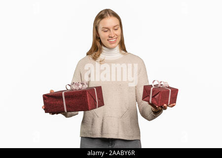 Eine glückliche junge Frau hält zwei präsentiert in Ihrer Hand Stockfoto