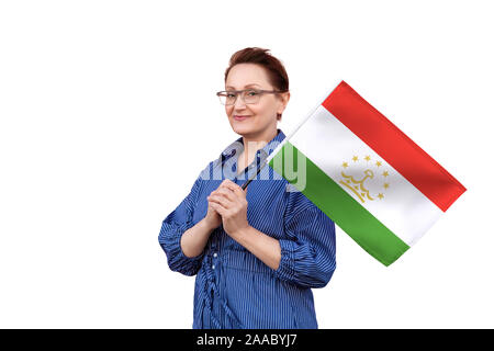 Tadschikistan Flagge. Frau mit Flagge. Schönes Portrait der Dame im mittleren Alter 40 50 Jahre alt, eine große Flagge mit weissem Hintergrund. Stockfoto