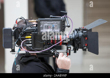 Videokameras auf dem Set, hinter die Kulissen der Filmszene, Operator Hände Stockfoto