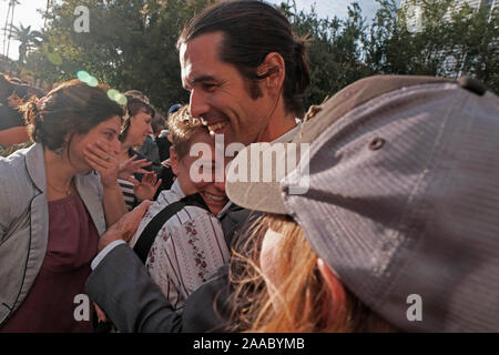 Tucson, Arizona, USA. Nov, 2019 21. SCOTT WARREN war nicht schuldig in der Bundesgerichtshof auf die Gebühren der beherbergen zwei illegale Einwanderer. Warren hatte vorgeworfen, beherbergen zwei Migranten in einer Scheune in der Wüste in Ajo, Arizona. Verfolger hatten angebliche er Wasser zu den beiden Männern zur Verfügung gestellt und ihnen geholfen, die Erkennung durch den US Border Patrol vermeiden. Die Jury hat sich einstimmig auf die nicht Schuldspruch und fand die Regierung nicht bewiesen hatte es ist. Credit: ZUMA Press, Inc./Alamy leben Nachrichten Stockfoto