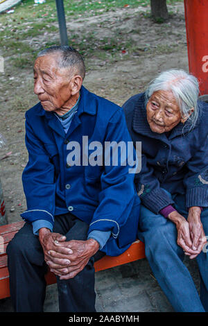 Nantong City/China - Oktober 3, 2011: Süße liebevolle alte asiatische Chinesische Paar. Mann und Frau. Beide sind in ihren 90ern. Stockfoto