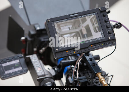 Videokameras auf dem Set, hinter die Kulissen der Filmszene, Operator Hände Stockfoto
