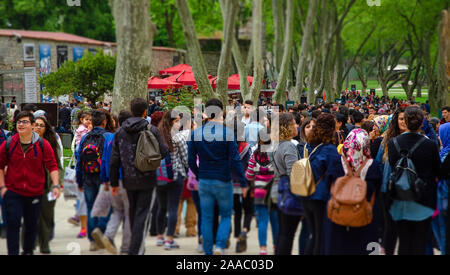 Nicht identifizierte Touristen, die in der Topkapi Museum in Istanbul, sowie einer Warteschlange an der Kasse Stockfoto