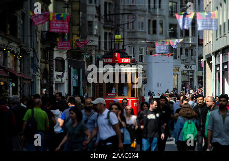 ISTANBUL, Türkei - 02.Mai 2018: Die alte Straßenbahn und Menschen zu Fuß in Istanbul am 02.Mai 2018 in Istanbul, Türkei Stockfoto