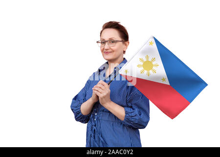 Philippinen Flagge. Frau mit Philippinen Flagge. Schönes Portrait der Dame im mittleren Alter 40 50 Jahre alt, eine große Flagge mit weissem Hintergrund. Stockfoto