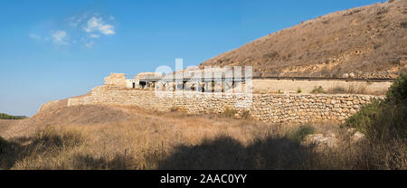 Panorama der Ruinen der Main Gate und nördlichen stein Wand der alten biblischen Stadt Lachisch in der Nähe Moshav lackish in Israel. Stockfoto