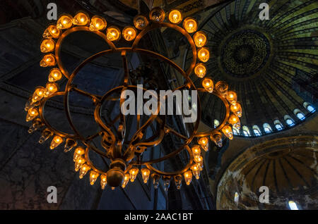 Antike Kronleuchter - Hagia Sophia, Istanbul, Türkei Stockfoto