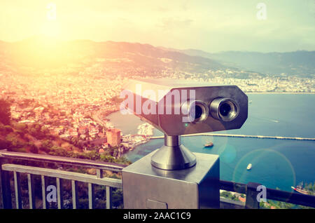 Münzautomaten Binocular viewer neben der Uferpromenade in Antalya, die Bucht und die Stadt suchen Stockfoto