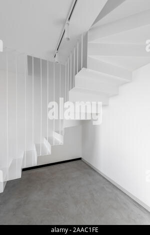 Architektonisches Interieur Fragment des weißen Zimmer Ecke und Modernes Metall Treppe Stockfoto