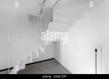 Architektonisches Interieur Fragment des weißen Zimmer Ecke und Modernes Metall Treppe Stockfoto