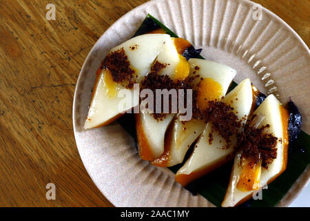 Foto der Schichten der Philippinischen Dessert oder einen Snack essen genannt Sapin sapin oder geschichtete Klebreis mit Lebensmittelfarbe und Kokosmilch Stockfoto