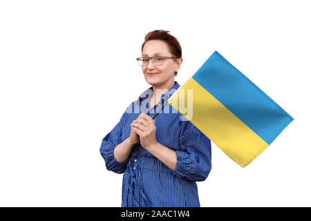 Ukraine Flagge. Frau mit der Ukraine Flagge. Schönes Portrait der Dame im mittleren Alter 40 50 Jahre alt, eine große Flagge mit weissem Hintergrund. Stockfoto