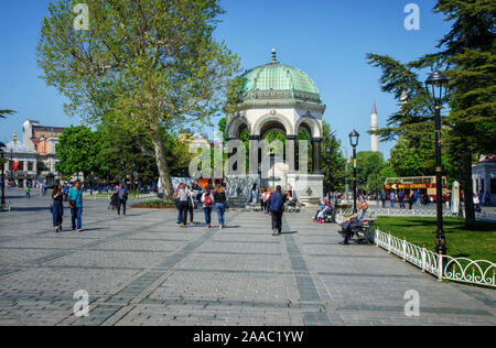 ISTANBUL - 30. April: Touristen besuchen Deutscher Brunnen am 30. April in Istanbul in der Türkei 2018. Es wurde der deutsche Kaiser Wilhelm II. zu gedenken. Stockfoto