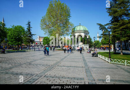 ISTANBUL - 30. April: Touristen besuchen Deutscher Brunnen am 30. April in Istanbul in der Türkei 2018. Es wurde der deutsche Kaiser Wilhelm II. zu gedenken. Stockfoto