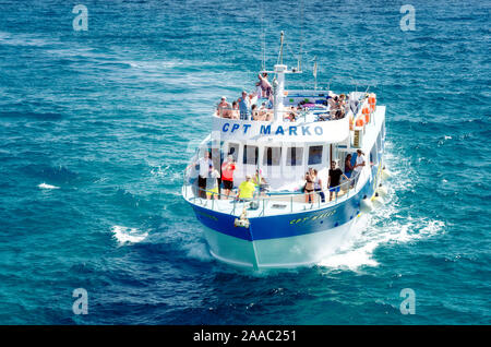 Ayia Napa, Zypern - 16. Juni 2016: Touristen genießen Bootstour rund um Zypern Küste Stockfoto