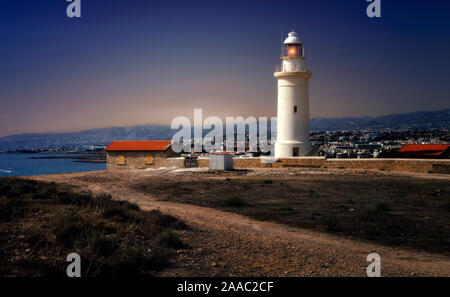 Abendlicher Blick auf Leuchtturm in der Kato Paphos, Zypern Stockfoto