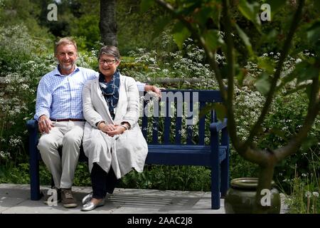 Lady Delia Thornton, mit ihrem Mann Air Marshal (im Ruhestand) Sir Barry im Garten ihres Hauses in der Nähe von Cirencester. Stockfoto