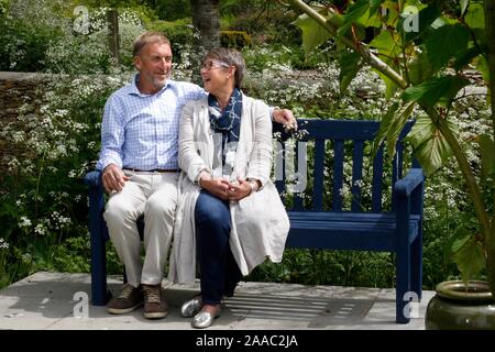 Lady Delia Thornton, mit ihrem Mann Air Marshal (im Ruhestand) Sir Barry im Garten ihres Hauses in der Nähe von Cirencester. Stockfoto