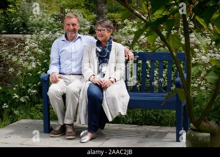 Lady Delia Thornton, mit ihrem Mann Air Marshal (im Ruhestand) Sir Barry im Garten ihres Hauses in der Nähe von Cirencester. Stockfoto