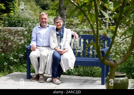 Lady Delia Thornton, mit ihrem Mann Air Marshal (im Ruhestand) Sir Barry im Garten ihres Hauses in der Nähe von Cirencester. Stockfoto