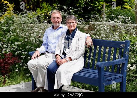 Lady Delia Thornton, mit ihrem Mann Air Marshal (im Ruhestand) Sir Barry im Garten ihres Hauses in der Nähe von Cirencester. Stockfoto