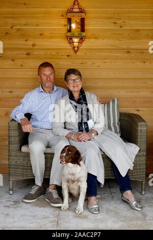 Lady Delia Thornton, mit ihrem Mann Air Marshal (im Ruhestand) Sir Barry im Garten ihres Hauses in der Nähe von Cirencester. Stockfoto