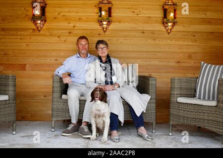 Lady Delia Thornton, mit ihrem Mann Air Marshal (im Ruhestand) Sir Barry im Garten ihres Hauses in der Nähe von Cirencester. Stockfoto