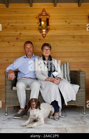 Lady Delia Thornton, mit ihrem Mann Air Marshal (im Ruhestand) Sir Barry im Garten ihres Hauses in der Nähe von Cirencester. Stockfoto