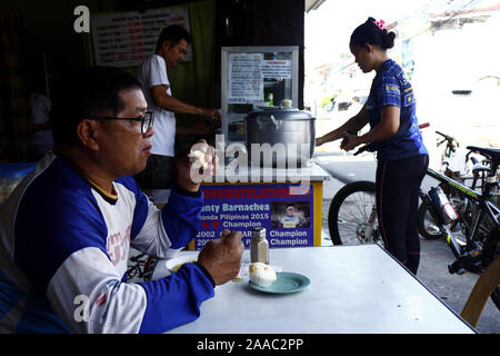 ANTIPOLO CITY, Philippinen - 20 November, 2019: Kunden kaufen und essen an einem Lugawan oder ein Lokal, die spezialisiert auf reisbrei oder Lugaw. Stockfoto
