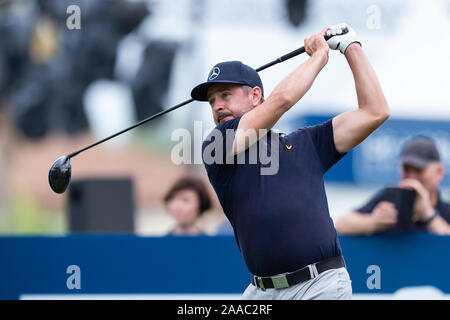 Dubai, VAE. Nov, 2019 21. Mikko Korhonen von Finnland-stücke weg in Runde 1 Während der DP World Tour Meisterschaft an der Jumeirah Golf Estates, Dubai, UAE am 21. November 2019. Foto von Grant Winter. Nur die redaktionelle Nutzung, eine Lizenz für die gewerbliche Nutzung erforderlich. Keine Verwendung in Wetten, Spiele oder einer einzelnen Verein/Liga/player Publikationen. Credit: UK Sport Pics Ltd/Alamy leben Nachrichten Stockfoto