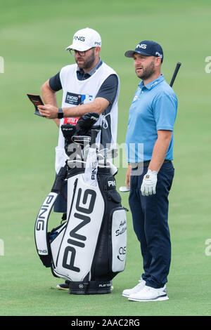 Dubai, VAE. Nov, 2019 21. Andy Sullivan von England und seine Caddy in Diskussion in Runde 1 Während der DP World Tour Meisterschaft an der Jumeirah Golf Estates, Dubai, UAE am 21. November 2019. Foto von Grant Winter. Nur die redaktionelle Nutzung, eine Lizenz für die gewerbliche Nutzung erforderlich. Keine Verwendung in Wetten, Spiele oder einer einzelnen Verein/Liga/player Publikationen. Credit: UK Sport Pics Ltd/Alamy leben Nachrichten Stockfoto