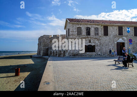 März 20, 2017 Schloss in Larnaca, Larnaca, Zypern. Beliebte touristische europäischen Ziel. Larnaca Blick auf die Altstadt. Stockfoto