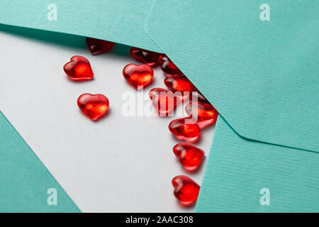 Liebesbrief mit roten Herzen. Leere Vorlage mit Platz für Text auf Postkarte. Grüne Umschlag. Mock-up. Stockfoto