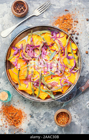 Gebackener Kürbis mit roten Zwiebeln und Vigna. gedünstetem Gemüse. Herbst essen Stockfoto