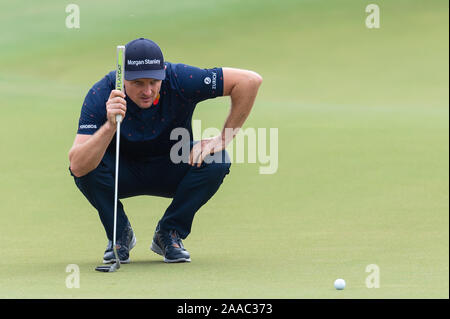 Dubai, VAE. Nov, 2019 21. Justin Rose von England richtet einen Schlag in Runde 1 Während der DP World Tour Meisterschaft an der Jumeirah Golf Estates, Dubai, UAE am 21. November 2019. Foto von Grant Winter. Nur die redaktionelle Nutzung, eine Lizenz für die gewerbliche Nutzung erforderlich. Keine Verwendung in Wetten, Spiele oder einer einzelnen Verein/Liga/player Publikationen. Credit: UK Sport Pics Ltd/Alamy leben Nachrichten Stockfoto