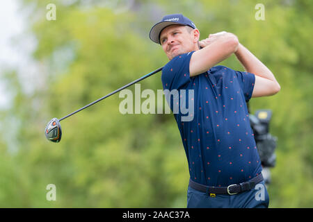 Dubai, VAE. Nov, 2019 21. Justin Rose von England T-Stücke weg an der zweiten Bohrung in Runde 1 Während der DP World Tour Meisterschaft an der Jumeirah Golf Estates, Dubai, UAE am 21. November 2019. Foto von Grant Winter. Nur die redaktionelle Nutzung, eine Lizenz für die gewerbliche Nutzung erforderlich. Keine Verwendung in Wetten, Spiele oder einer einzelnen Verein/Liga/player Publikationen. Credit: UK Sport Pics Ltd/Alamy leben Nachrichten Stockfoto