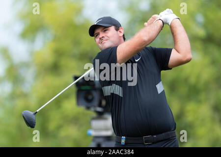 Dubai, VAE. Nov, 2019 21. Patrick Reed der USA T-Stücke weg an der zweiten Bohrung in Runde 1 Während der DP World Tour Meisterschaft an der Jumeirah Golf Estates, Dubai, UAE am 21. November 2019. Foto von Grant Winter. Nur die redaktionelle Nutzung, eine Lizenz für die gewerbliche Nutzung erforderlich. Keine Verwendung in Wetten, Spiele oder einer einzelnen Verein/Liga/player Publikationen. Credit: UK Sport Pics Ltd/Alamy leben Nachrichten Stockfoto