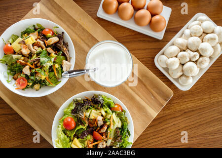 Chicken Caesar Salad mit gegrilltem Hähnchen. Gesunde Ernährung Konzept Stockfoto