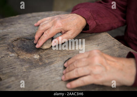 Die alte Frau Hände erraten auf Stein, alte Hexe Ritual Stockfoto