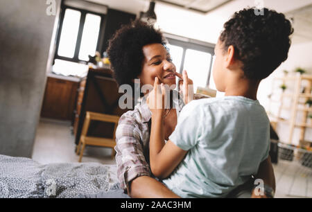 Glückliche junge afrikanische amerikanische Mutter Spaß mit Ihrem Kind Stockfoto