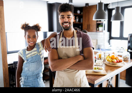 Gerne Vater und Kinder in der Küche. Gesundes Essen, Familie, kochen Konzept Stockfoto