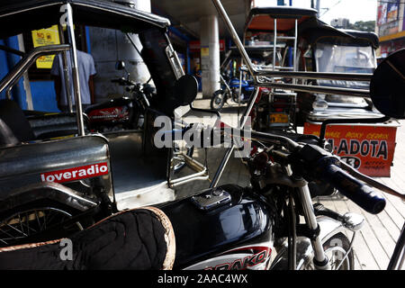ANTIPOLO CITY, Philippinen - November 20, 2019: Leere Dreiräder warten auf Passagiere auf einem öffentlichen Parkplatz geparkt. Stockfoto