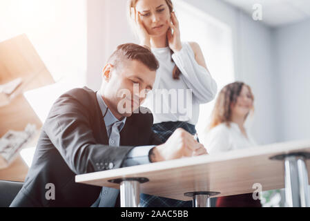 Auswahl der Bewerber, die in einem schönen, geräumigen Büro interviewt wird Stockfoto