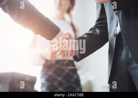 Ein Geschäftsmann mit einander die Hände zu schütteln. Arbeitssitzung Stockfoto