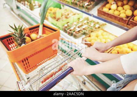 Eine Frau entscheidet, frische Lebensmittel im Supermarkt Stockfoto